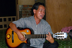 Sapinggi playing the guitar